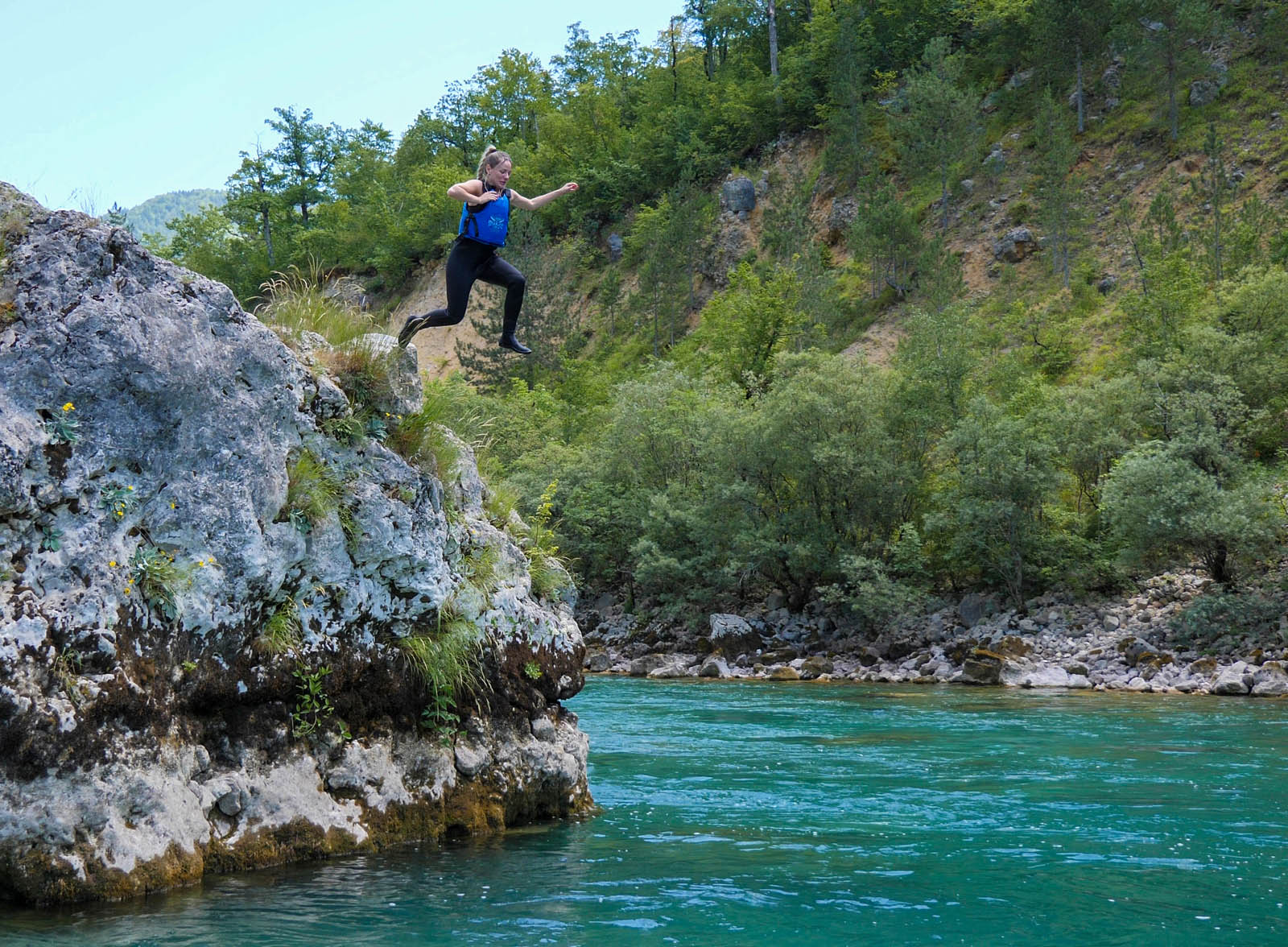 jump from rock tara rafting