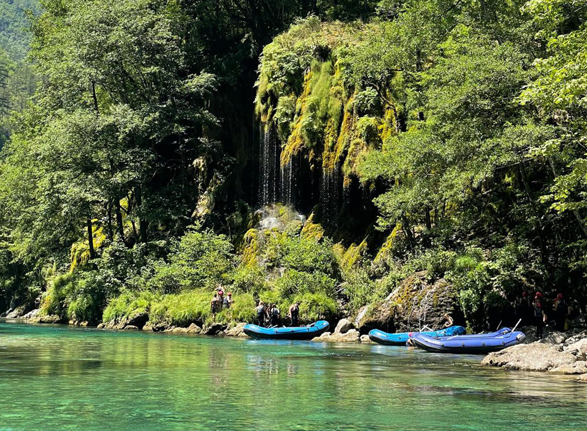 rafting tara boats resting